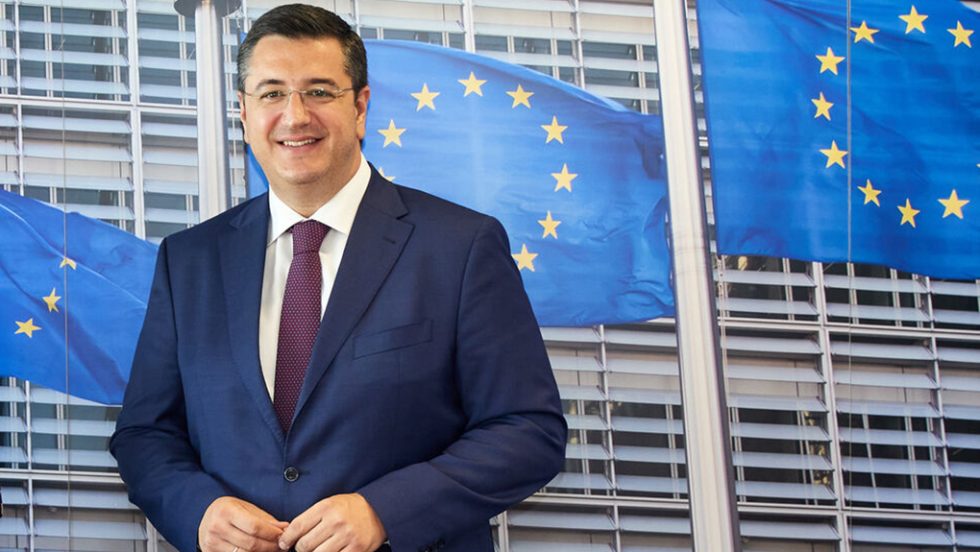 Euractiv: Ο Τζιτζικώστας διαψεύδει τα σενάρια παραίτησης από την Κομισιόν